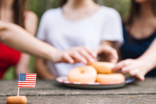 Kleine amerikanische Flagge in der Wurst