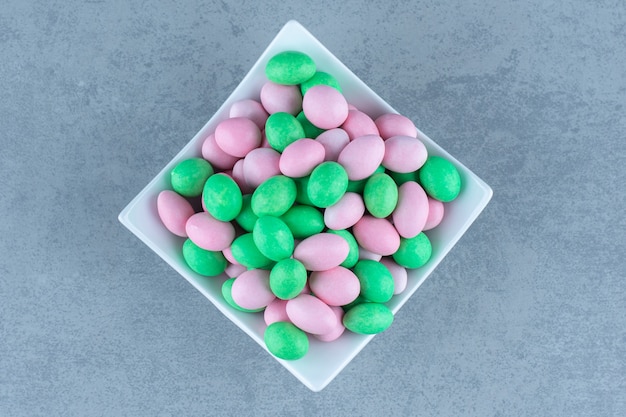 Kleine bunte Schokolade in der Schüssel auf dem Marmortisch.