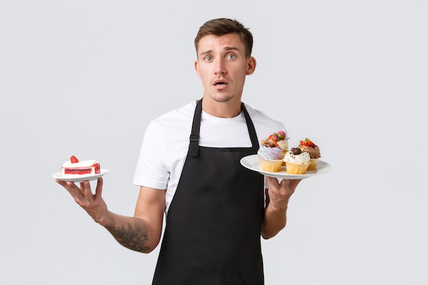 Kleine Einzelhandelsgeschäftscafés und Bäckereikonzept Cafébesitzer Kellner oder Barista in schwarzer Schürze...