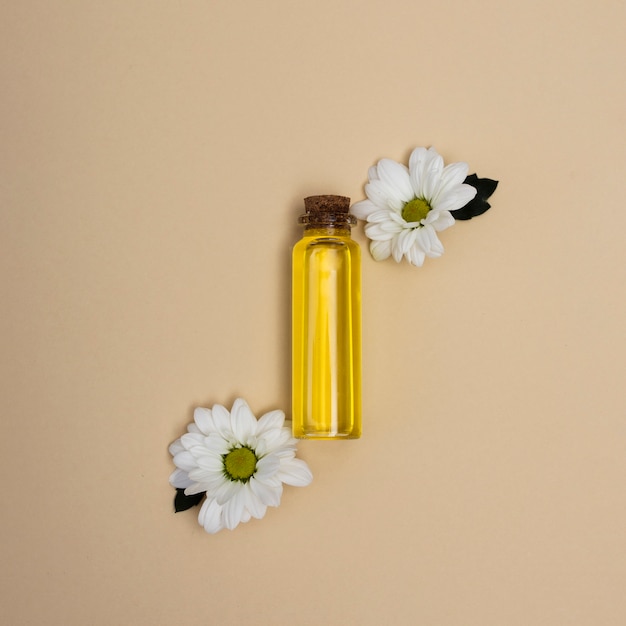 Kleine Flasche Öl der Draufsicht mit Blumen