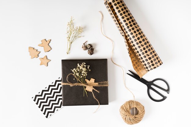 Kleine Geschenkbox mit Packpapier auf Tisch