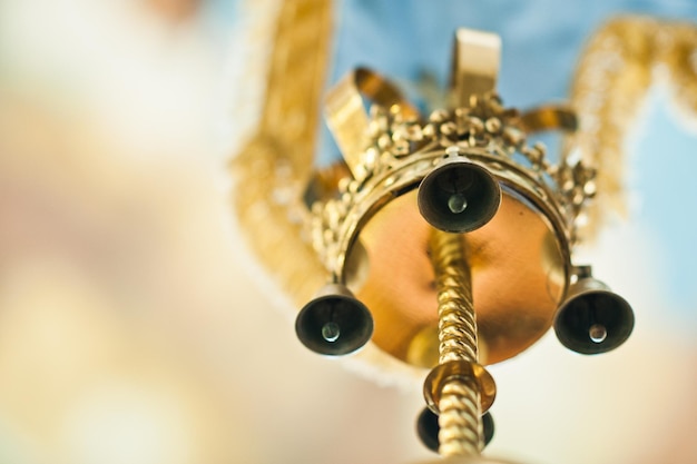 Kleine Glocken am Gonfalon mit goldener Krone in der Kirche