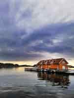 Kostenloses Foto kleine häuser auf dem dock unter bewölktem himmel
