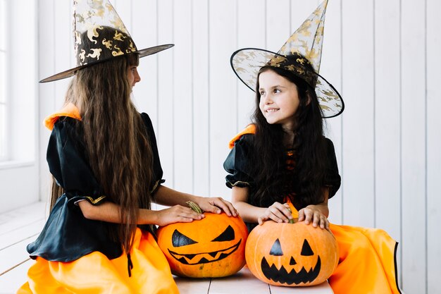 Kleine Hexen, die Zeit an Halloween-Partei genießen