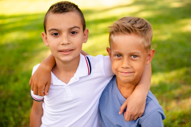 Kostenloses Foto kleine jungen des hohen winkels, die kamera betrachten