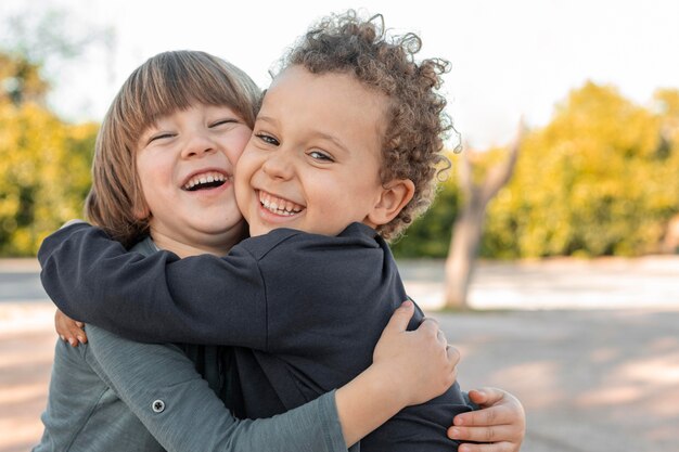 Kleine Jungen im Freien umarmen sich