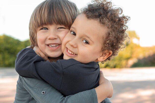 Kleine Jungen im Freien umarmen sich