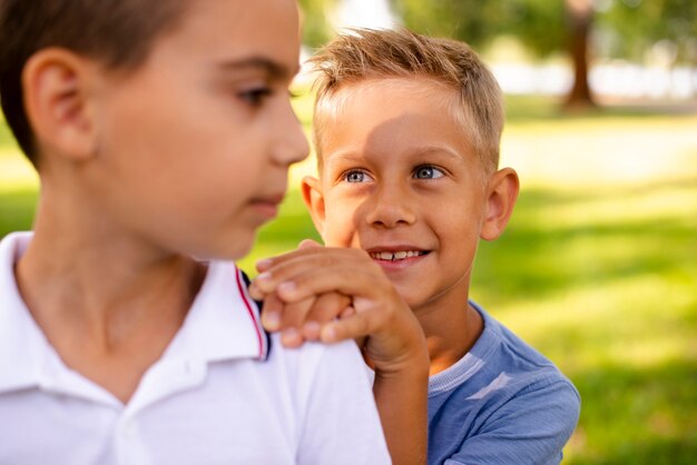 Kleine Jungs, die sich ansehen