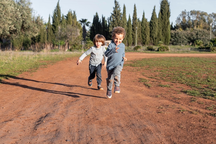Kostenlose Foto kleine jungs im freien laufen