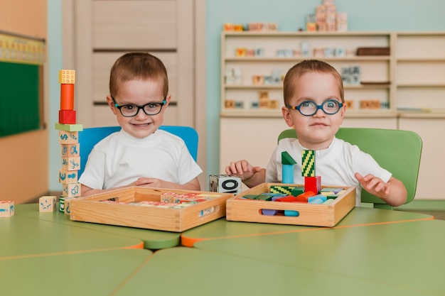 Kleine Jungs spielen