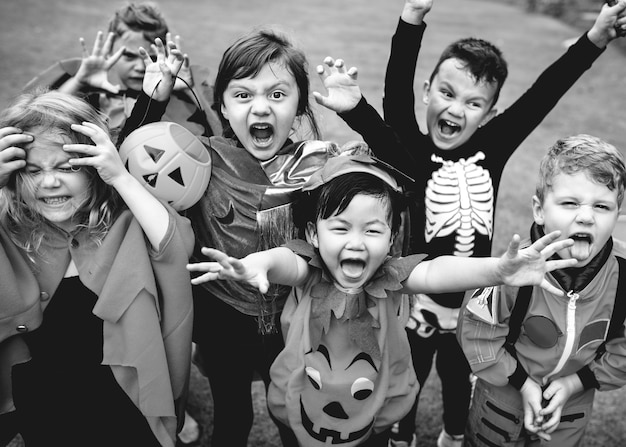 Kostenloses Foto kleine kinder auf einer halloween-party