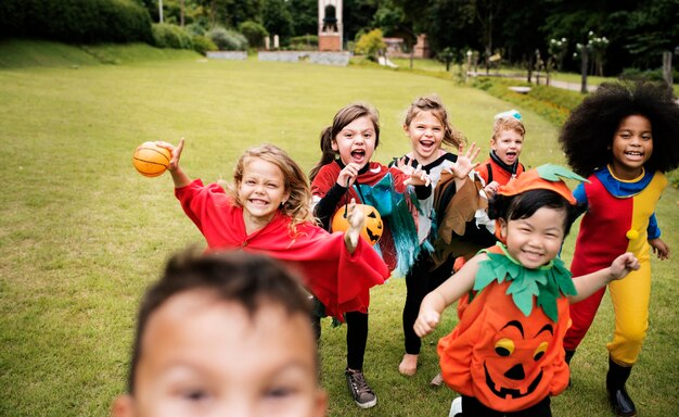 Kleine Kinder auf Halloween-Party