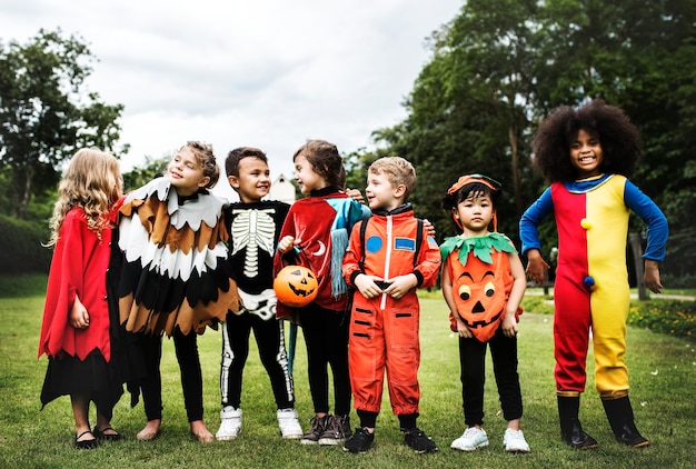 Kleine Kinder auf Halloween-Party