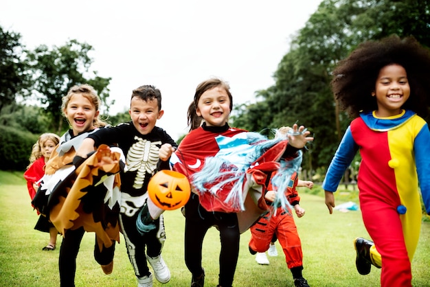 Kostenloses Foto kleine kinder auf halloween-party