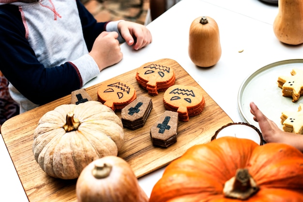 Kleine Kinder auf Halloween-Party