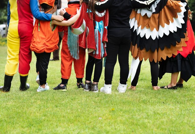 Kleine Kinder auf Halloween-Party