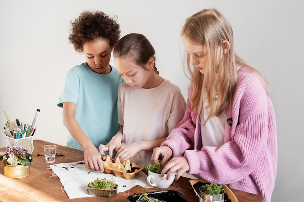 Kleine Kinder, die DIY-Blumentöpfe aus Upcycling-Materialien herstellen