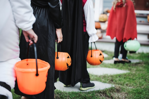 Kostenloses Foto kleine kinder in halloween-kostümen