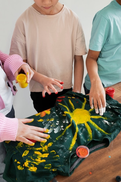 Kleine Kinder machen ein DIY-Projekt aus einem alten T-Shirt