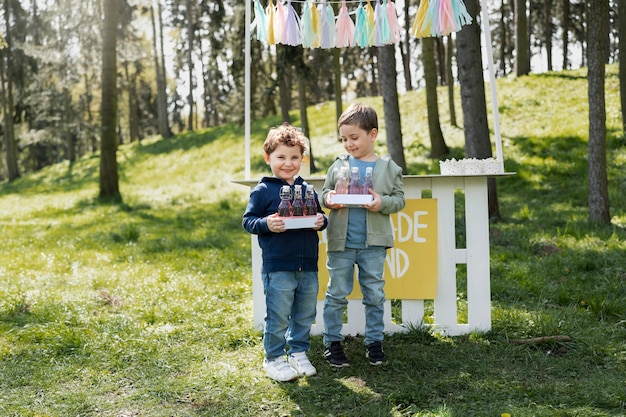 Kleine Kinder mit Limonade voller Schuss