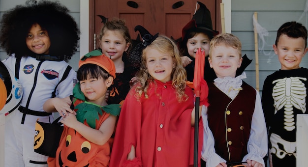 Kostenloses Foto kleine kinder süßes oder saures an halloween