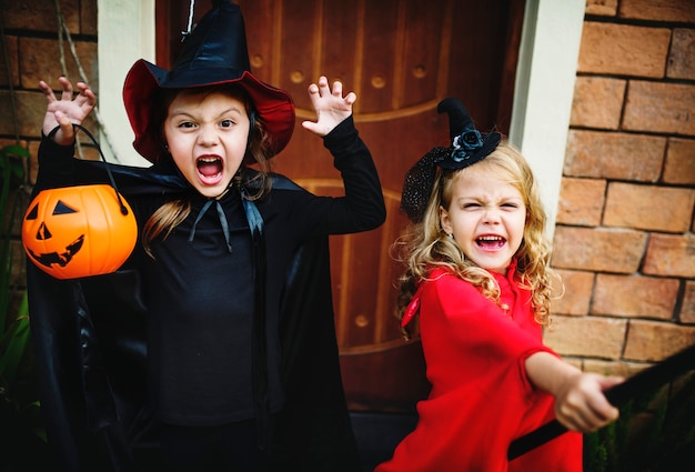 Kleine Kinder Süßes oder Saures an Halloween