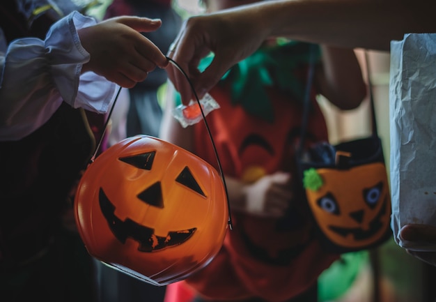 Kleine Kinder Süßes oder Saures an Halloween