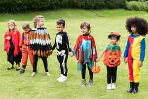 Kostenloses Foto kleine kinder süßes oder saures an halloween