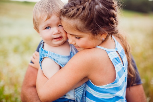 Kleine Kinder umarmen sich zart