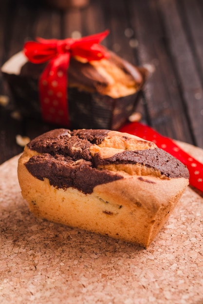 Kleine Kuchen auf Kork stehen