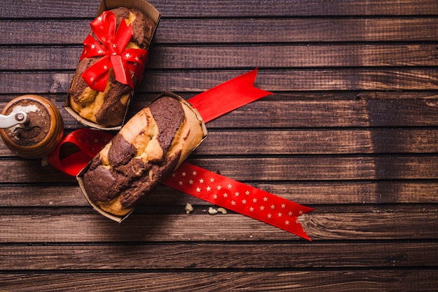 Kostenloses Foto kleine kuchen mit zwei farben auf holztisch