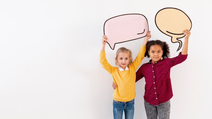 Kostenlose Foto kleine mädchen im kopierraum, die chatblasen halten