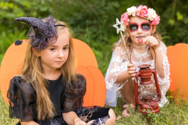 Kleine Mädchen mit Kostümen für Halloween