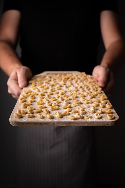 Kostenloses Foto kleine pasta auf schneidebrett