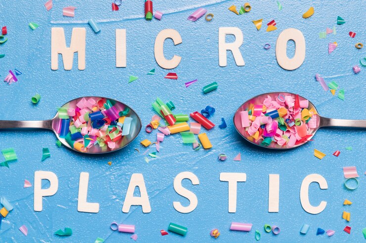 Kostenlose Foto kleine plastikstücke im löffel