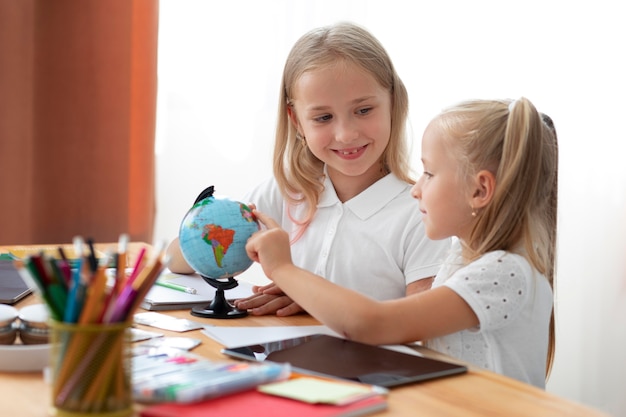 Kleine Schwestern, die zu Hause zusammen Online-Schule machen