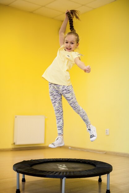 Kleine Sport-Trampolin schöne Jugend