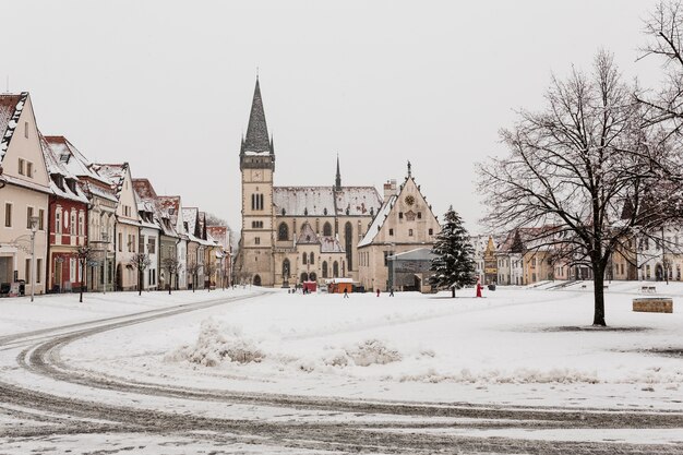 Kleine Stadt im Schnee