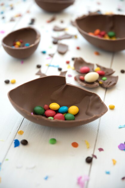 Kleine Süßigkeiten im offenen Schokoladenei