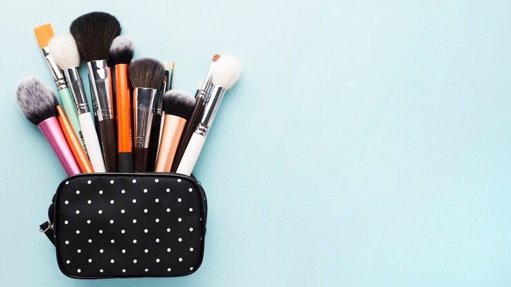 Kostenlose Foto kleine tasche mit make-up pinsel