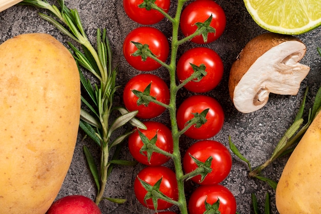 Kostenloses Foto kleine tomaten auf stuckhintergrund