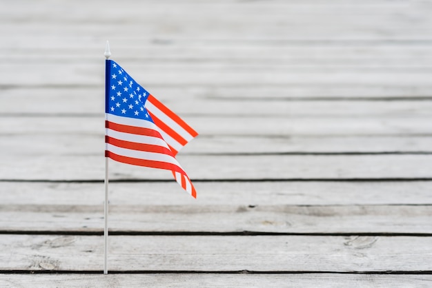 Kostenloses Foto kleine usa-flagge im holz