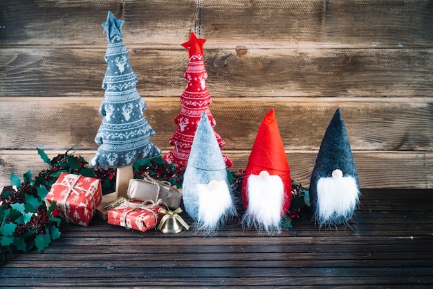 Kleine Weihnachtselfen mit Geschenkboxen auf dem Tisch