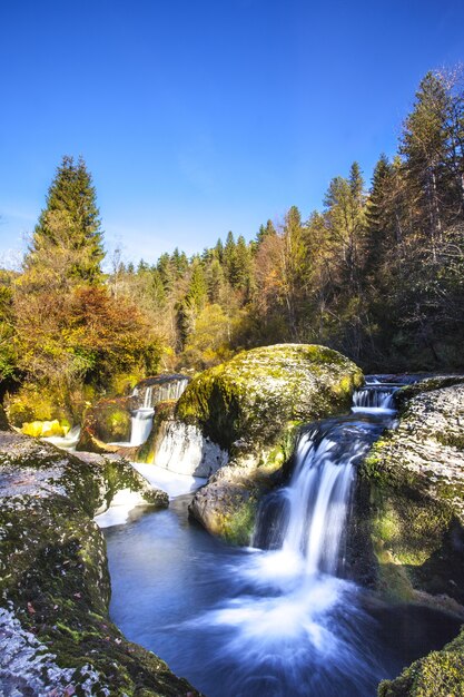 Kleiner Bergwasserfall auf den Felsen in Ain, Frankreich