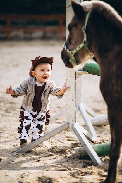 Kleiner Cowboy auf der Ranch