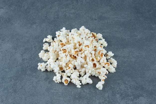 Kleiner Haufen zahnartiges Popcorn auf Marmor