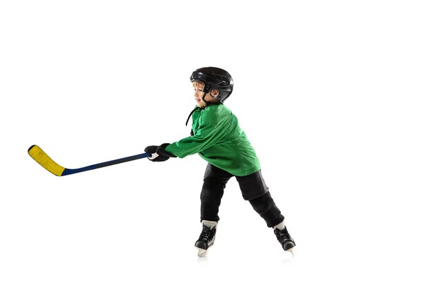 Kleiner Hockeyspieler mit dem Stock auf Eisplatz, weißer Hintergrund. Sportler tragen Ausrüstung und Helm, üben, trainieren.