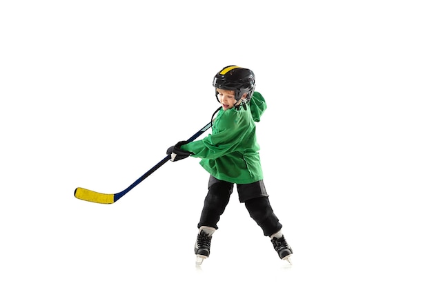 Kleiner Hockeyspieler mit dem Stock auf Eisplatz