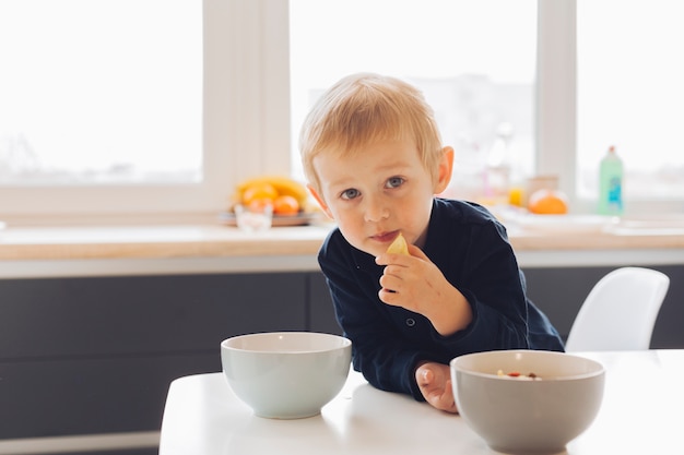 Kleiner Junge beim Frühstück