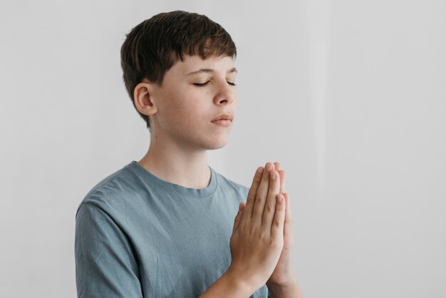 Kleiner Junge, der drinnen betet